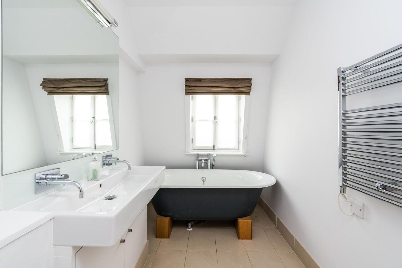 A Stunning Three Bedroom In Mayfair Holiday home