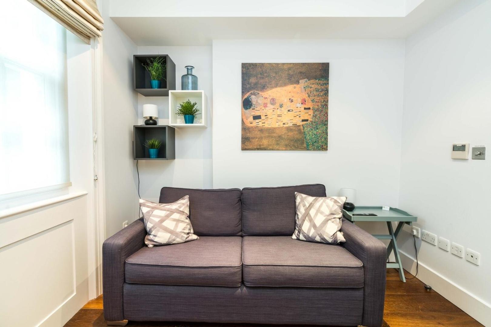 A Stunning Three Bedroom In Mayfair *